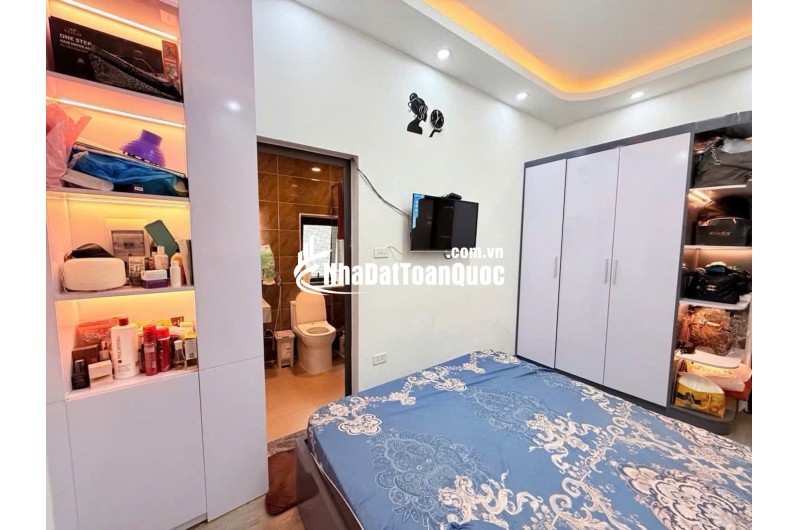 13 tỷ nhà 6 tầng thang máy trung tâm đống đa, vài phút ga cát linh, sổ sẵn sang tên
